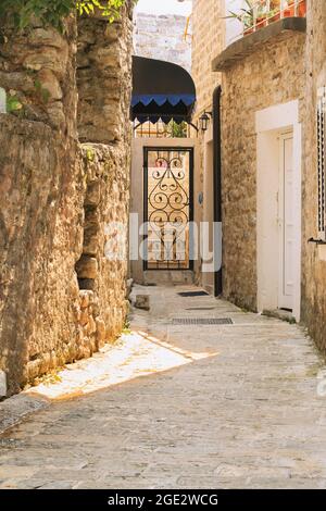 Old Town Street Budva, Montenegro. Die erste Erwähnung dieser Stadt - vor mehr als 26 Jahrhunderten. Stockfoto