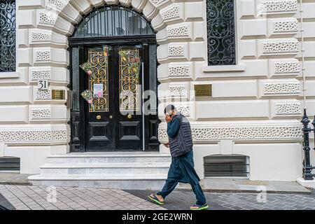 KNIGHTSBRIDGE LONDON 16. August 2021. Ein Fußgänger geht am Vordereingang der afghanischen Außenmission in London vorbei, die voraussichtlich innerhalb weniger Tage schließen wird, da die Diplomaten nach der Macht der Taliban seizer Credit amer ghazzal/Alamy Live News vor einer ungewissen Zukunft stehen Stockfoto