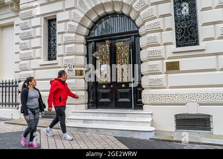 KNIGHTSBRIDGE LONDON 16. August 2021. Fußgänger gehen am Eingang des Vordereingangs der afghanischen Auslandsmission in London vorbei, die voraussichtlich innerhalb weniger Tage schließen wird, da die Diplomaten nach der Macht der Taliban seizer Credit amer ghazzal/Alamy Live News vor einer ungewissen Zukunft stehen Stockfoto