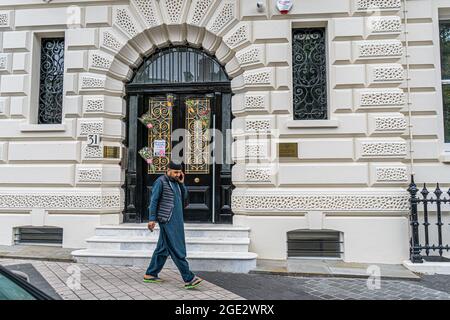 KNIGHTSBRIDGE LONDON 16. August 2021. Ein Fußgänger geht am Vordereingang der afghanischen Außenmission in London vorbei, die voraussichtlich innerhalb weniger Tage schließen wird, da die Diplomaten nach der Macht der Taliban seizer Credit amer ghazzal/Alamy Live News vor einer ungewissen Zukunft stehen Stockfoto