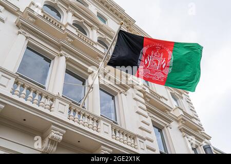 KNIGHTSBRIDGE LONDON 16. August 2021. Die Flagge der afghanischen Regierung fliegt über der Außenmission in London, die voraussichtlich innerhalb weniger Tage schließen wird, da ihre Diplomaten nach der Macht der Taliban seizer Credit amer ghazzal/Alamy Live News vor einer ungewissen Zukunft stehen Stockfoto
