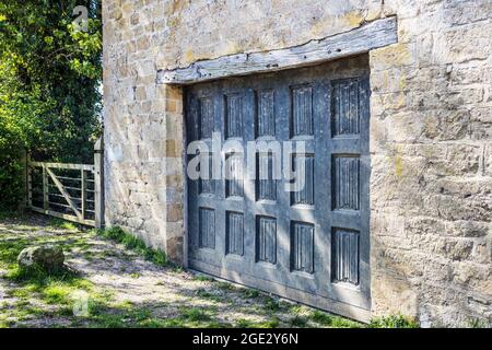 Eine ungewöhnliche alte, hölzerne Scheunentür. Stockfoto