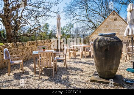 Ein Café auf der Terrasse in der Nähe der Cotswold-Stadt Broadway in Worcestershire. Stockfoto