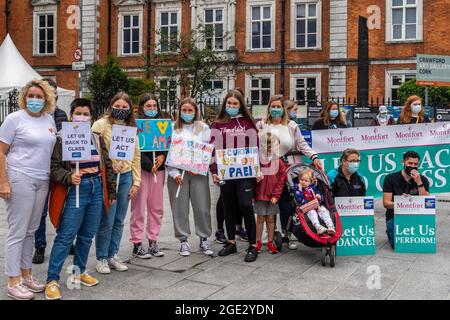 Cork, Irland. August 2021. Eine große Gruppe von rund 150 Tänzern, Schauspielern, Musikern und Studenten versammelten sich heute Morgen vor dem Opernhaus in Cork, um gegen die fehlende Rückkehr zu ihrem Unterricht nach dem COVID zu protestieren. Die Demonstranten beklagten, dass reguläre Schulen funktionieren, und doch wurden die darstellenden Künste „ausgelassen“. Quelle: AG News/Alamy Live News Stockfoto