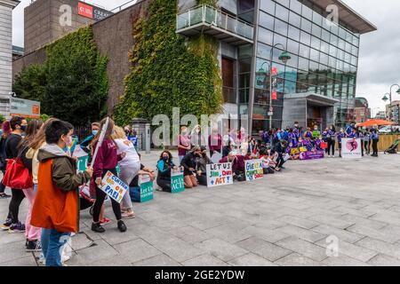 Cork, Irland. August 2021. Eine große Gruppe von rund 150 Tänzern, Schauspielern, Musikern und Studenten versammelten sich heute Morgen vor dem Opernhaus in Cork, um gegen die fehlende Rückkehr zu ihrem Unterricht nach dem COVID zu protestieren. Die Demonstranten beklagten, dass reguläre Schulen funktionieren, und doch wurden die darstellenden Künste „ausgelassen“. Quelle: AG News/Alamy Live News Stockfoto