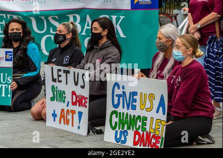 Cork, Irland. August 2021. Eine große Gruppe von rund 150 Tänzern, Schauspielern, Musikern und Studenten versammelten sich heute Morgen vor dem Opernhaus in Cork, um gegen die fehlende Rückkehr zu ihrem Unterricht nach dem COVID zu protestieren. Die Demonstranten beklagten, dass reguläre Schulen funktionieren, und doch wurden die darstellenden Künste „ausgelassen“. Quelle: AG News/Alamy Live News Stockfoto