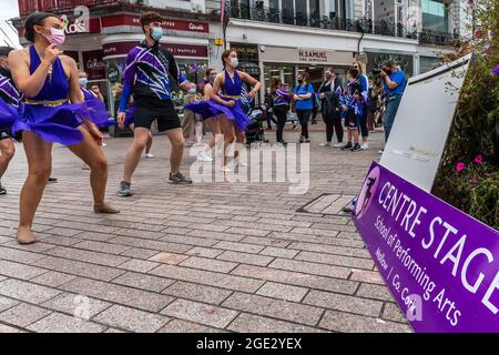 Cork, Irland. August 2021. Eine große Gruppe von rund 150 Tänzern, Schauspielern, Musikern und Studenten versammelten sich heute Morgen vor dem Opernhaus in Cork, um gegen die fehlende Rückkehr zu ihrem Unterricht nach dem COVID zu protestieren. Die Demonstranten beklagten, dass reguläre Schulen funktionieren, und doch wurden die darstellenden Künste „ausgelassen“. Die Demonstranten führten einige improvisierte Tänze auf. Quelle: AG News/Alamy Live News Stockfoto