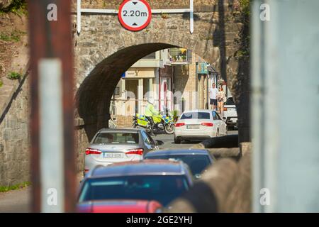 Dublin, Irland - 07.16.2021: Stau in der Straße von Malahide, Irland Stockfoto