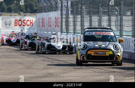 Berlin, Deutschland. August 2021. Motorsport: Formel-E-Weltmeisterschaft, ePrix 2021, Rennen auf dem ehemaligen Flughafen Tempelhof. Safety Car führt die Rennwagen auf der Strecke. Quelle: Andreas Gora/dpa/Alamy Live News Stockfoto