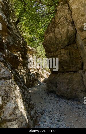 Eine enge Schlucht und ein trockenes Flussbett in einem heißen Klima (Imbros-Schlucht, Kreta, Griechenland) Stockfoto