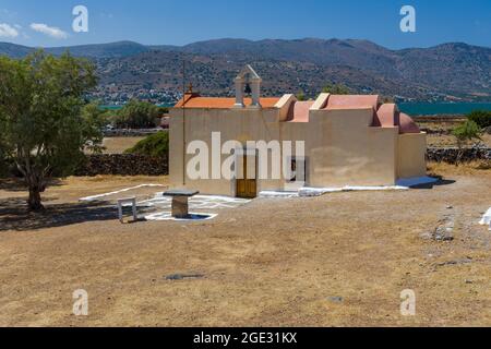 Traditionelle griechische Kirche auf der Halbinsel Kolokitha in der Nähe von Elounda, Kreta Stockfoto