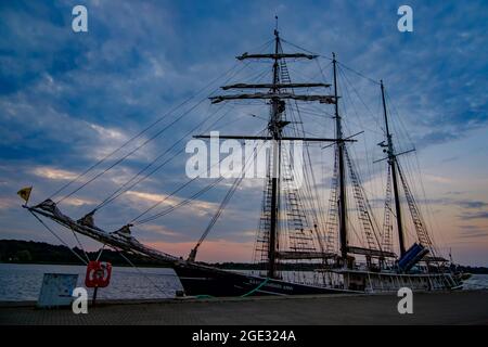 rostock, 12. juli 2021, Segelboot santa barbara anna im Hafen Stockfoto