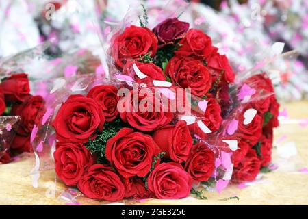 Nahaufnahme von schönen roten Rosen Bouquet. Valentinstag und Feier. Ausgewählter Fokus. Stockfoto