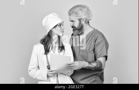 Diagnose. Virusepidemie. Medizinische Behandlung. Chirurgen-Assistent. Frau und Mann arbeiten im Krankenhaus. Privatklinik. Medizinisches Personal. Gesundheitswesen Stockfoto