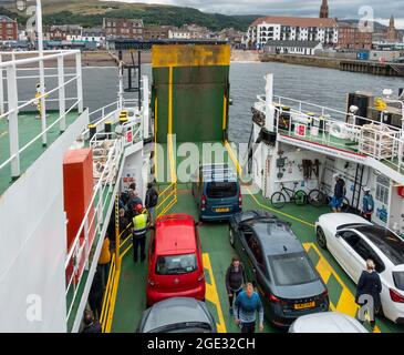 Blick auf das Autodeck der Cal-Mac Ro-Fähre MV Loch Shira, während sie ihre Rampe senkt, während sie in die Küstenstadt Largs am Nort einfährt Stockfoto