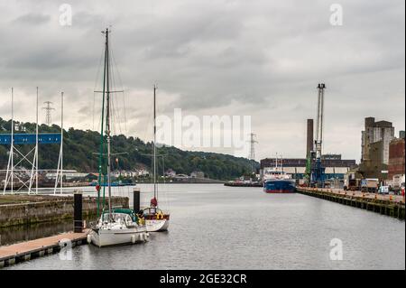 Cork, Irland. August 2021. Die Stadt Cork saß heute unter einem bewölkten Himmel, aber das trübe Wetter hat nicht aufgehört, dass Vergnügungsbootfahrer an der Marina von Cork City festmachen. Quelle: AG News/Alamy Live News Stockfoto