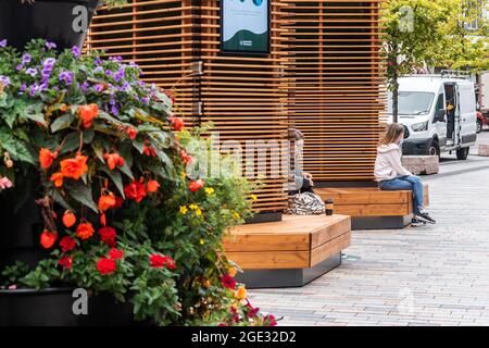 Cork, Irland. August 2021. Die umstrittenen Roboterbäume, die im Zentrum von Cork installiert wurden, waren heute der perfekte Ort, um eine Zigarette zu rauchen. Quelle: AG News/Alamy Live News Stockfoto