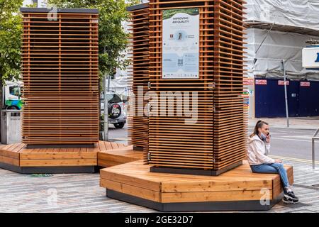 Cork, Irland. August 2021. Die umstrittenen Roboterbäume, die im Zentrum von Cork installiert wurden, waren heute der perfekte Ort, um eine Zigarette zu rauchen. Quelle: AG News/Alamy Live News Stockfoto