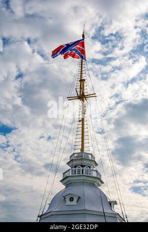 St. Petersburg, die Festungsflagge auf dem Flaggenturm der Naryschkin-Bastion in der Peter-und-Paul-Festung Stockfoto