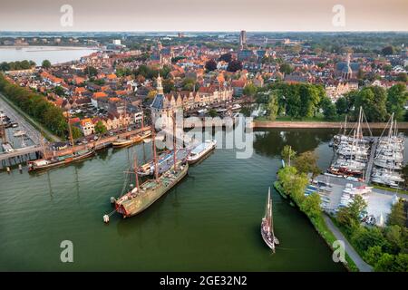 Niederlande, Hoorn. Historisches Stadtzentrum, Hafen, Turm namens Hoofdtoren. Traditionelle Segelboote. Antenne. Stockfoto