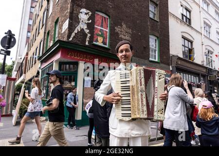 Pollocks Toy Museum Fitzrovia Fête Workshops, Performances und Theateraufführungen rund um das Museum in der Whitfield Street und der Scala Street, Central London, Großbritannien Stockfoto