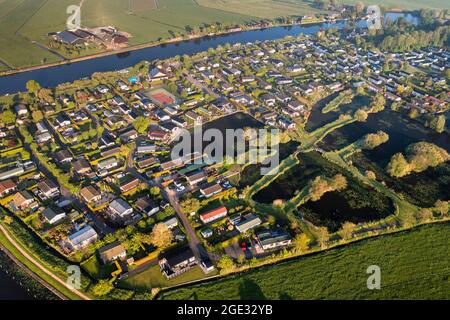 Niederlande, Nederhorst den Berg, Ferienpark in der Nähe des Flusses Vecht. Antenne Stockfoto