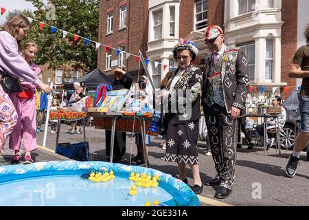 Pollocks Toy Museum Fitzrovia Fête Workshops, Performances und Theateraufführungen rund um das Museum in der Whitfield Street und der Scala Street, Central London, Großbritannien Stockfoto