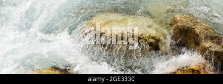 Schneller, schäumender Fluss entlang der tektonischen Felsen Stockfoto