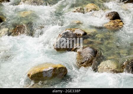 Schneller, schäumender Fluss entlang der tektonischen Felsen Stockfoto