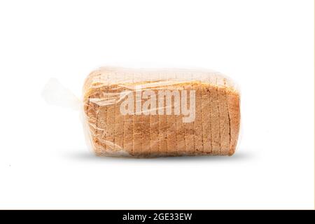 Ein Laib in Scheiben geschnittenes Weißbrot, isoliert auf weißem Hintergrund. Toastscheiben, Seitenansicht in einem Zellophan-Paket, gibt es ein Mock-up. Stockfoto