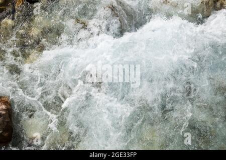 Schneller, schäumender Fluss entlang der tektonischen Felsen Stockfoto