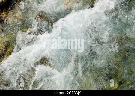 Schneller, schäumender Fluss entlang der tektonischen Felsen Stockfoto