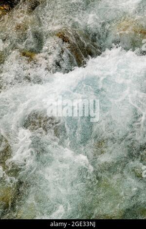 Schneller, schäumender Fluss entlang der tektonischen Felsen Stockfoto