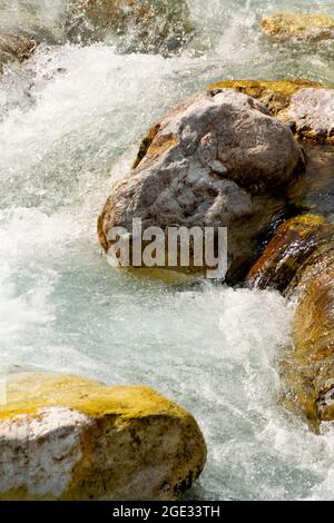 Schneller, schäumender Fluss entlang der tektonischen Felsen Stockfoto