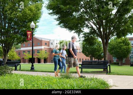 Bloomsburg, Usa. August 2021. Während der Einzugswoche für das Herbstsemester 2021 wird eine Familie auf dem Campus der Bloomsburg University zu Fuß beobachtet. Die Bloomsburg University hat kurz vor dem Herbstsemester ein Mandat zur Maskierung von Innenräumen eingerichtet. In allen Campus-Gebäuden sind Masken erforderlich. (Foto von Paul Weaver/SOPA Images/Sipa USA) Quelle: SIPA USA/Alamy Live News Stockfoto