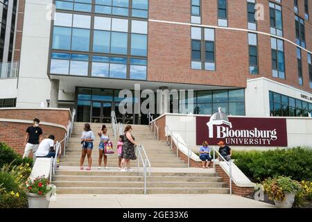 Bloomsburg, Usa. August 2021. Studenten und Familienmitglieder werden in der Soltz Hall der Bloomsburg University während der Einzugswoche für das Herbstsemester 2021 gesehen. Die Bloomsburg University hat kurz vor dem Herbstsemester ein Mandat zur Maskierung von Innenräumen eingerichtet. In allen Campus-Gebäuden sind Masken erforderlich. (Foto von Paul Weaver/SOPA Images/Sipa USA) Quelle: SIPA USA/Alamy Live News Stockfoto