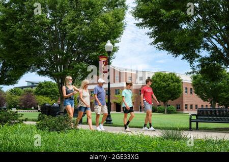 Bloomsburg, Usa. August 2021. Während der Einzugswoche für das Herbstsemester 2021 wird eine Familie auf dem Campus der Bloomsburg University zu Fuß beobachtet. Die Bloomsburg University hat kurz vor dem Herbstsemester ein Mandat zur Maskierung von Innenräumen eingerichtet. In allen Campus-Gebäuden sind Masken erforderlich. (Foto von Paul Weaver/SOPA Images/Sipa USA) Quelle: SIPA USA/Alamy Live News Stockfoto