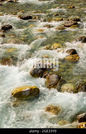 Schneller, schäumender Fluss entlang der tektonischen Felsen Stockfoto