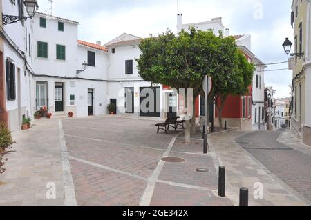 Typisch weiße spanische Häuser mit Blumenschmuck auf Menorca Stockfoto