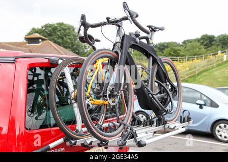 Fahrräder auf dem Fahrrad-Regal bei Motorway Services - Westbound M4, Lambourn Woodlands, Hungerford Stockfoto