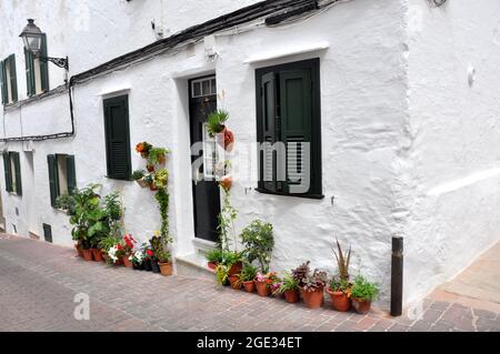 Typisch weiße spanische Häuser mit Blumenschmuck auf Menorca Stockfoto