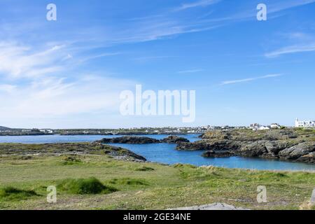 Treaeddur Bay, Anglesey, Wales. Zerklüftete Küstenlandschaft mit felsiger Küste und kleinen Buchten. Wunderschöne walisische Landschaft an einem Sommertag. Blauer Himmel und Stockfoto