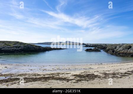 Treaddur Bay, Anglesey, Wales. Wunderschöne Meereslandschaft einer felsigen kleinen Bucht mit einem abgeschiedenen Strand. Bezaubernde Sommerszene. Blauer Himmel und Kopierbereich. Stockfoto