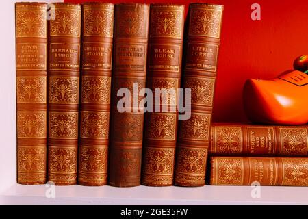 Eine Sammlung von William Shakespeare-Romanen im Bücherregal mit Clog-Ornamenten. August 2021 Stockfoto