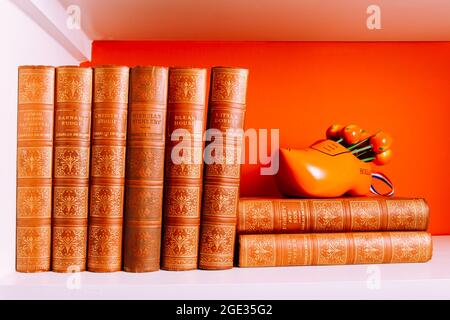 Eine Sammlung von William Shakespeare-Romanen im Bücherregal mit Clog-Ornamenten. August 2021 Stockfoto