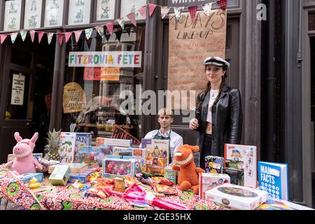 Pollocks Toy Museum Fitzrovia Fête Workshops, Performances und Theateraufführungen rund um das Museum in der Whitfield Street und der Scala Street, Central London, Großbritannien Stockfoto