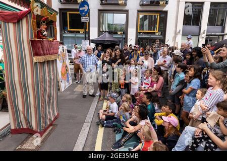 Pollocks Toy Museum Fitzrovia Fête Workshops, Performances und Theateraufführungen rund um das Museum in der Whitfield Street und der Scala Street, Central London, Großbritannien Stockfoto