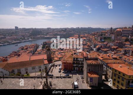 Panoramablick auf die Stadt mit dem Douro-Fluss von der Spitze der Türme in der römisch-katholischen Kathedrale Sé de Porto - Portugal Stockfoto