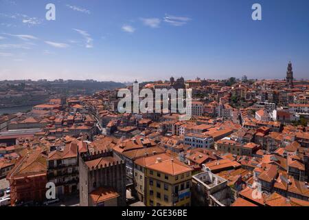 Panoramablick auf die Stadt mit dem Douro-Fluss von der Spitze der Türme in der römisch-katholischen Kathedrale Sé de Porto - Portugal Stockfoto