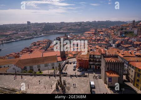 Panoramablick auf die Stadt mit dem Douro-Fluss von der Spitze der Türme in der römisch-katholischen Kathedrale Sé de Porto - Portugal Stockfoto